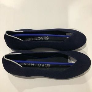 Rothys Retired Navy Solid flats with white halo